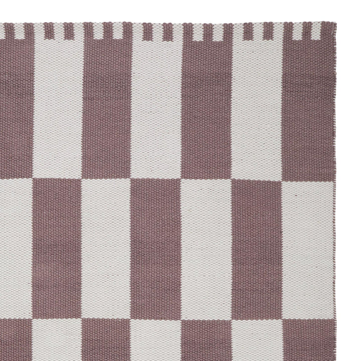 Urbanara Teppich Iniola, Dunkles Taupe und Weiss, Ecke mit gestreifter Abschlusskante