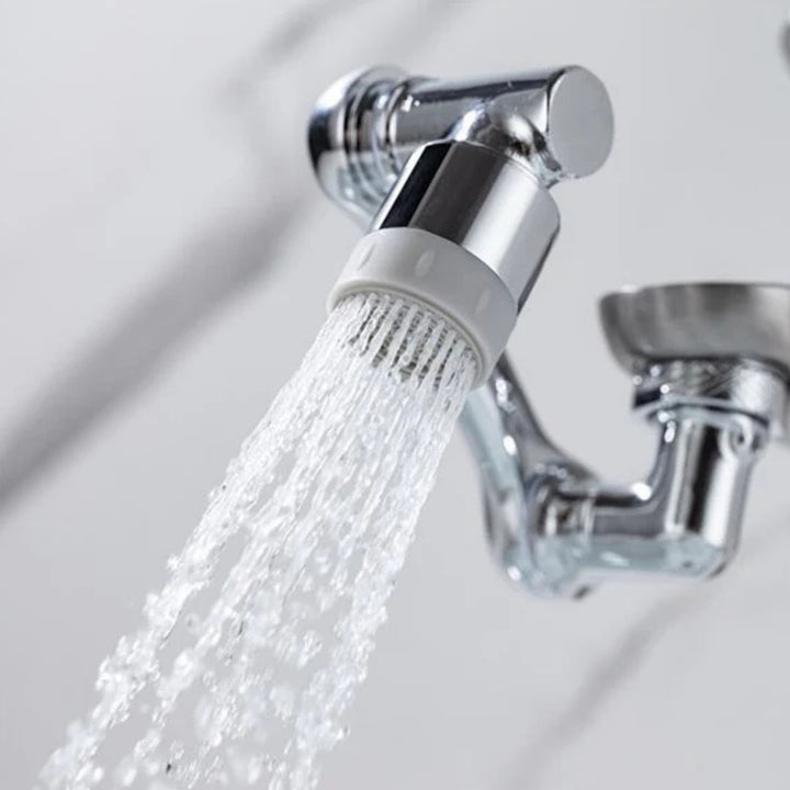 Wasserhahn-Aufsatz 1080° drehbar, Brausestrahl in Nahaufnahme