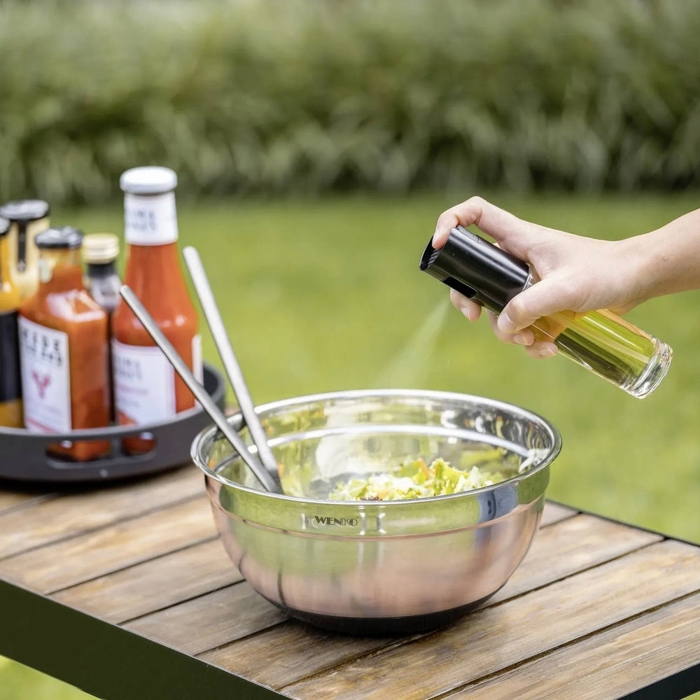 Vaporisateur à huile et vinaigre Wenko Nevo 100 ml, vaporisation sur une salade en plein air