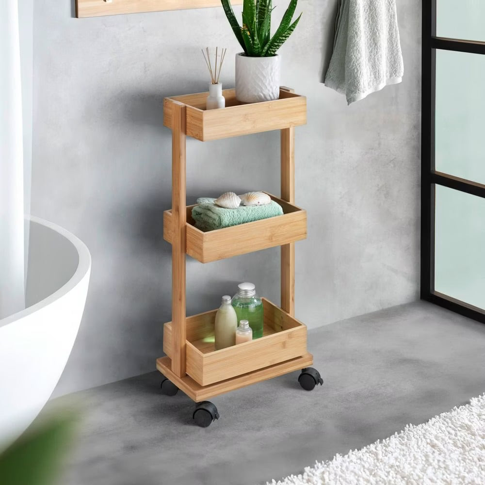 Wenko Tortona Badezimmerregal aus Bambus im modernen Badezimmer mit Badewanne