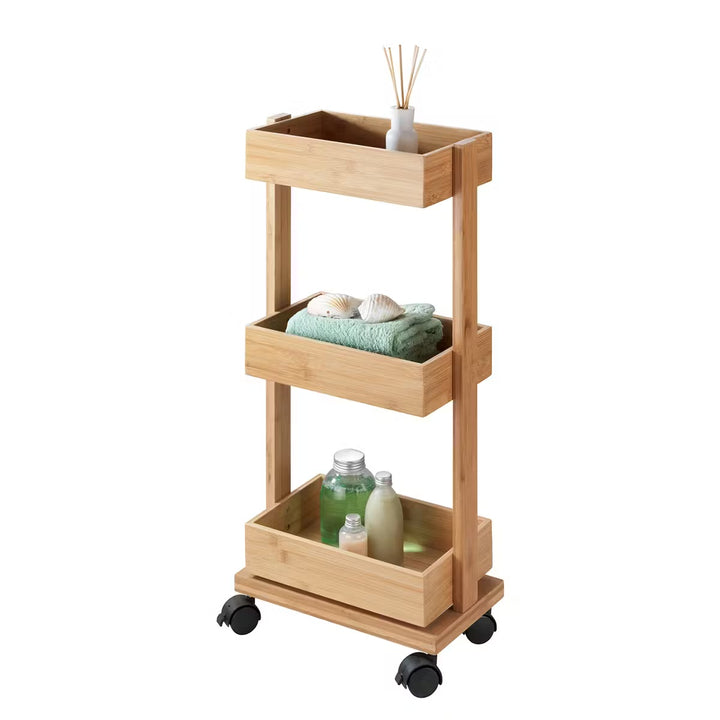 Wenko Tortona Badezimmerregal aus Bambus mit Handtüchern und Pflegeprodukten dekoriert