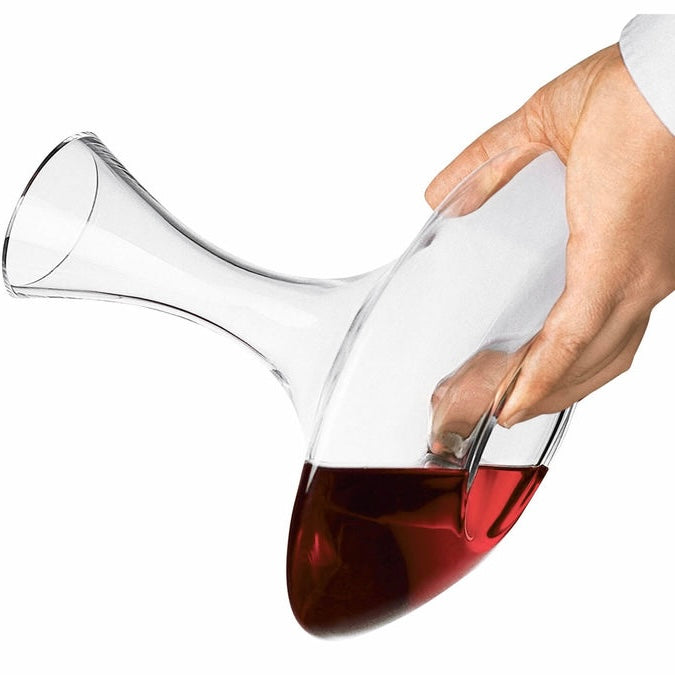 WMF Dekanter beim Ausgiessen mit ergonomischem Griff und präzisem Handling