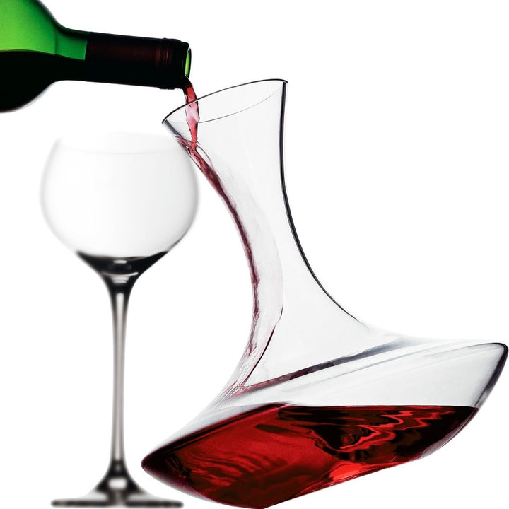 WMF Dekanter beim Einschenken von Rotwein in ein Weinglas stilvoll serviert
