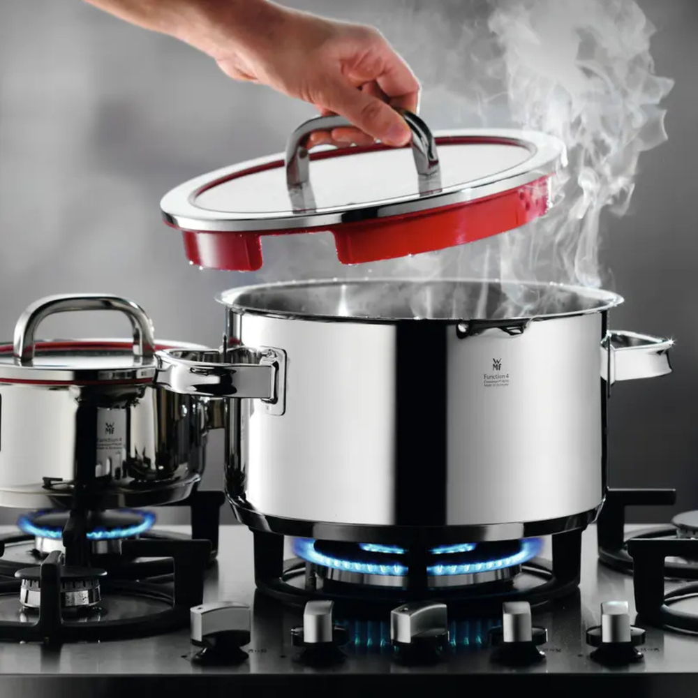 Casserole WMF Function 4 sur la cuisinière à gaz, couvercle soulevé