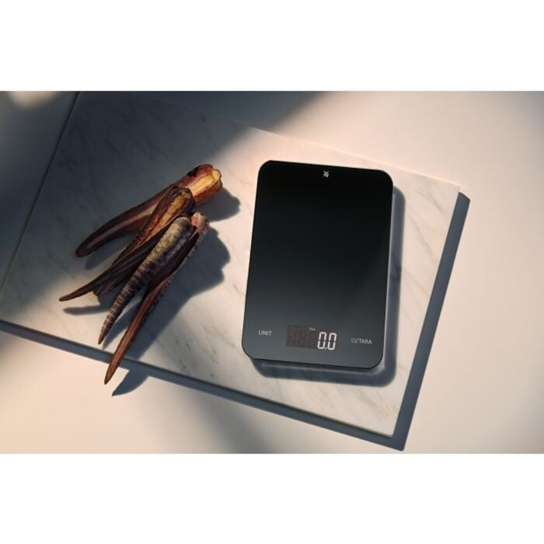 WMF Küchenwaage Digital Schwarz auf heller Küchenoberfläche für präzises Abwiegen beim Kochen und Backen