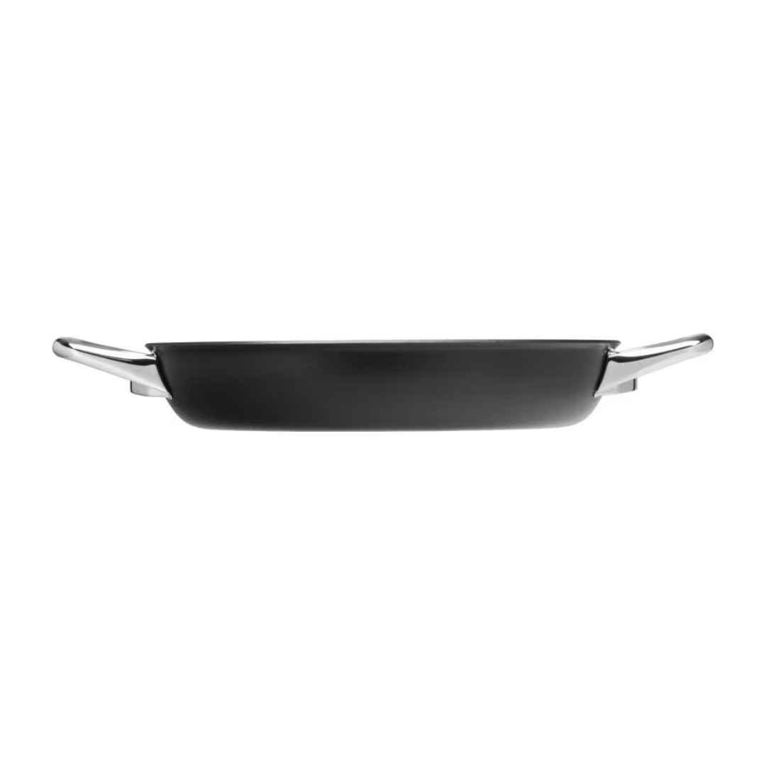 Seitenansicht der flachen WMF Servierpfanne Steak Profi 28 cm mit Edelstahlgriffen