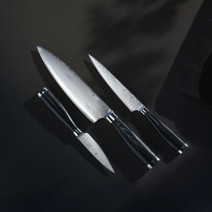 Set de couteaux de cuisine WMF Yari 3 pièces sur fond sombre