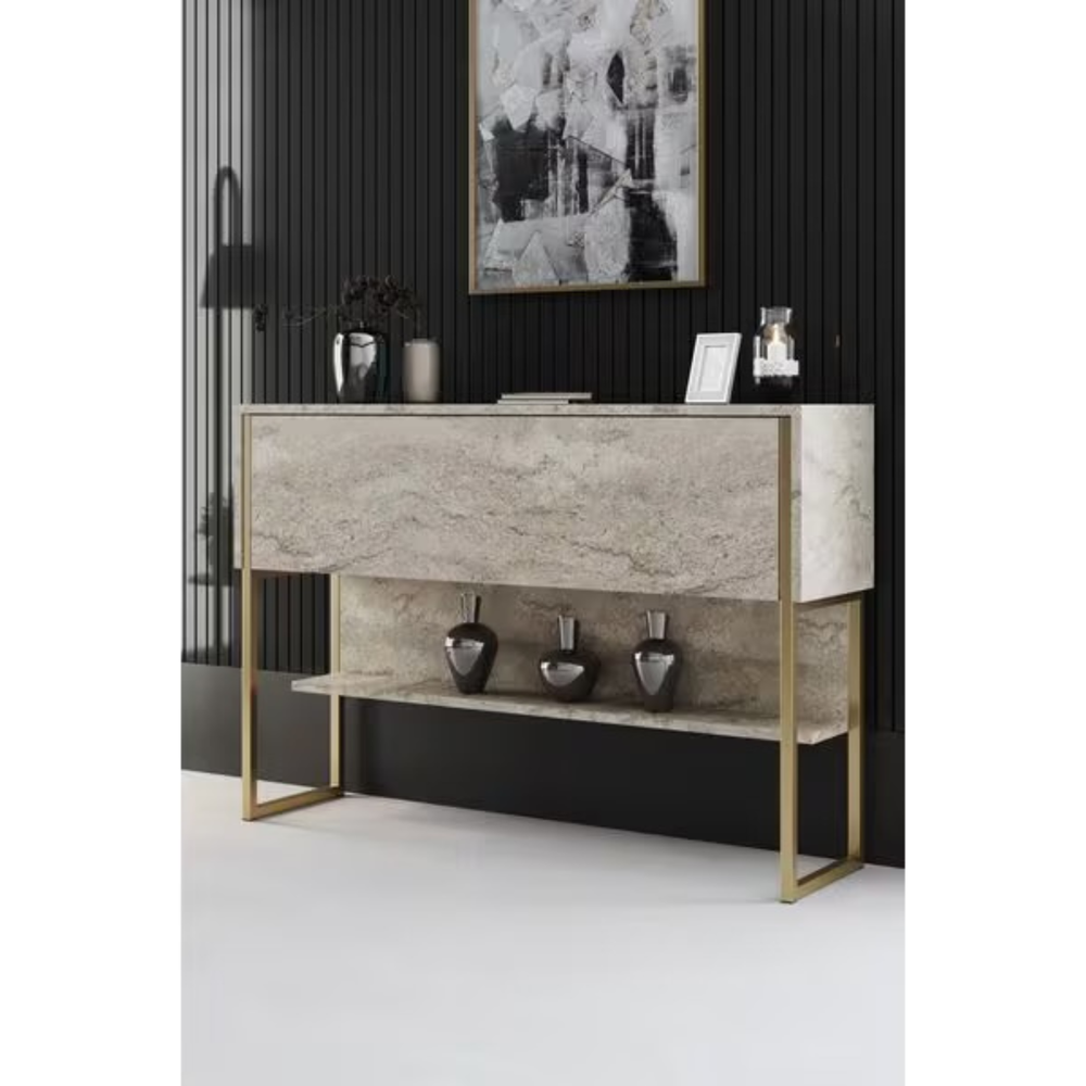 Woody Fashion Luxe Kommode in Travertin Optik mit goldenen Details im modernen Wohnraum dekoriert