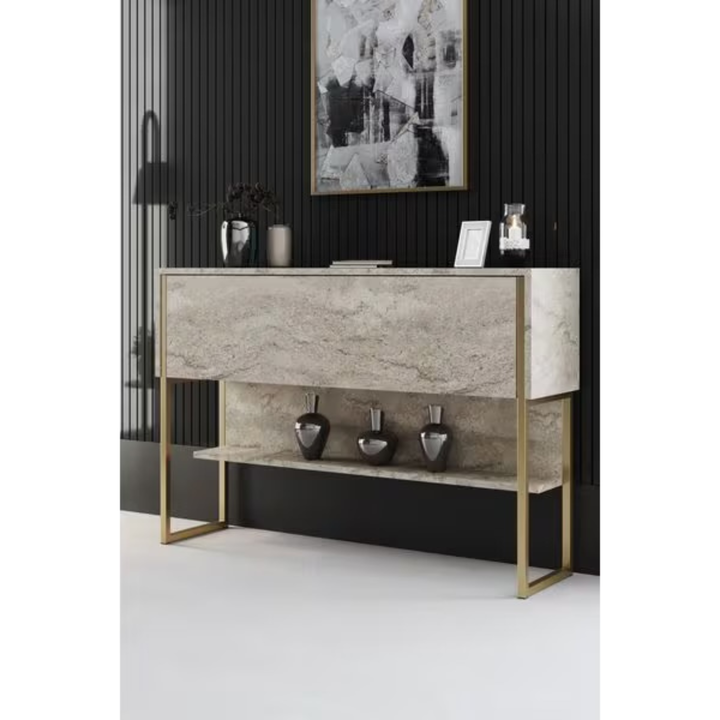 Woody Fashion Luxe Kommode in Travertin Optik mit goldenen Details im modernen Wohnraum dekoriert