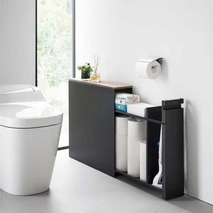 Étagère coulissante Yamazaki Tower, noir, tirée à côté des toilettes