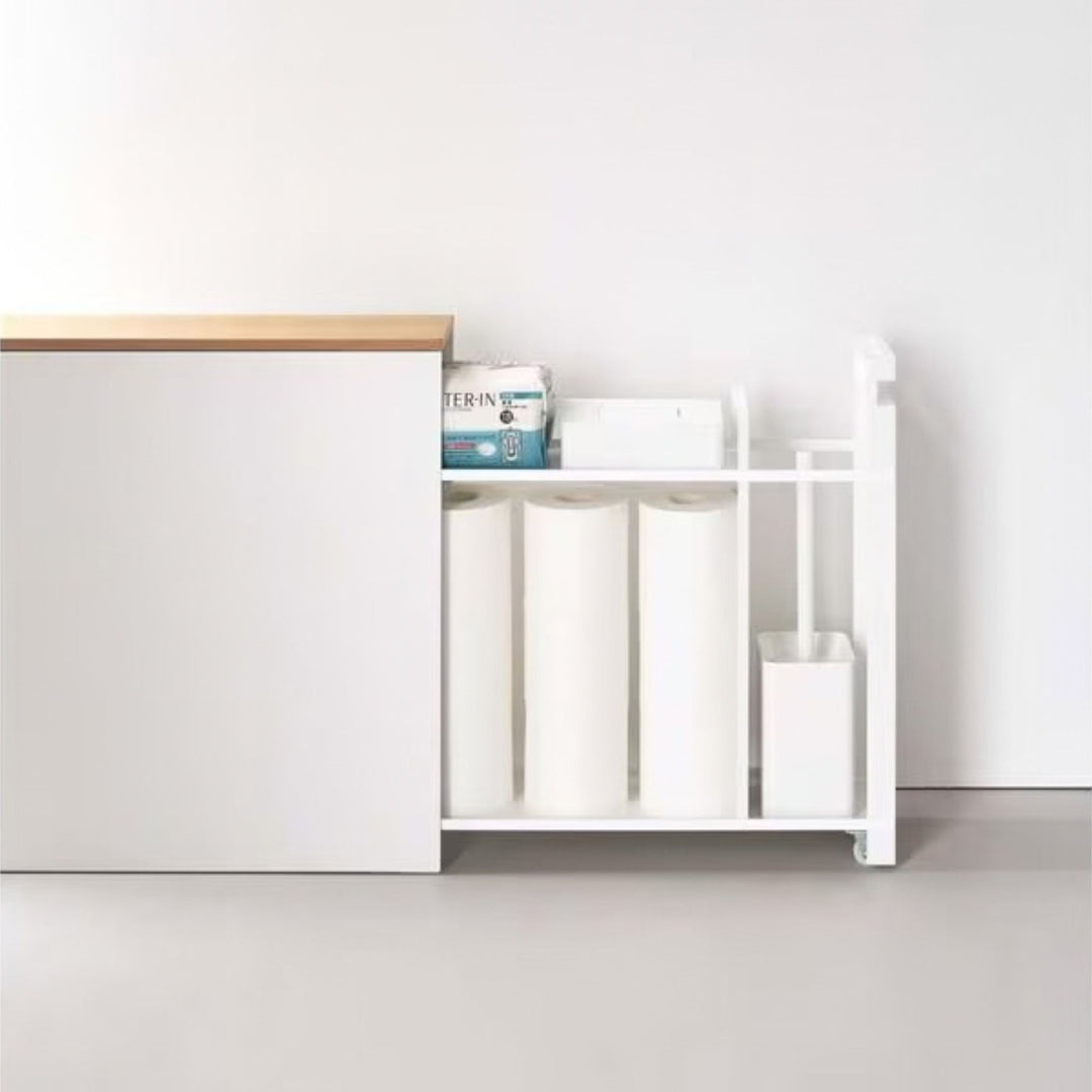 Étagère coulissante Yamazaki Tower, blanc, tirée avec papier toilette