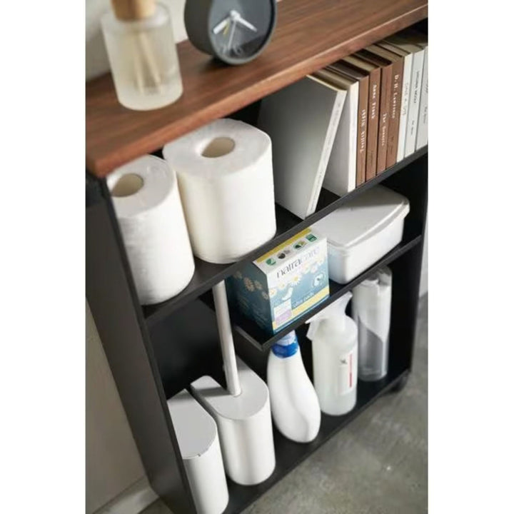 Yamazaki Badewagen Tower Schwarz, Detail Fächer mit Toilettenpapier und Reinigern