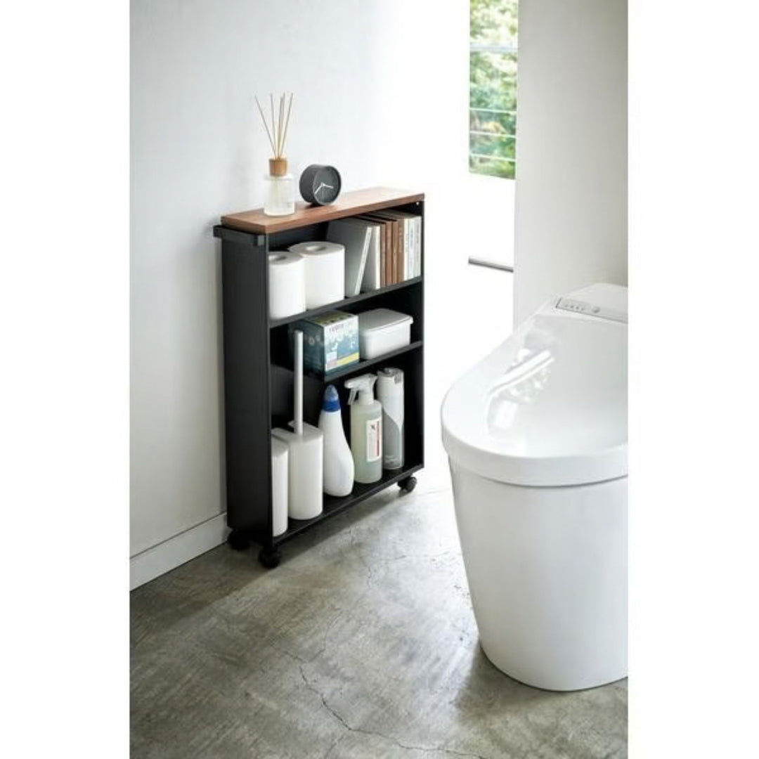 Yamazaki Badewagen Tower Schwarz neben der Toilette, mit Toilettenpapier und Flaschen