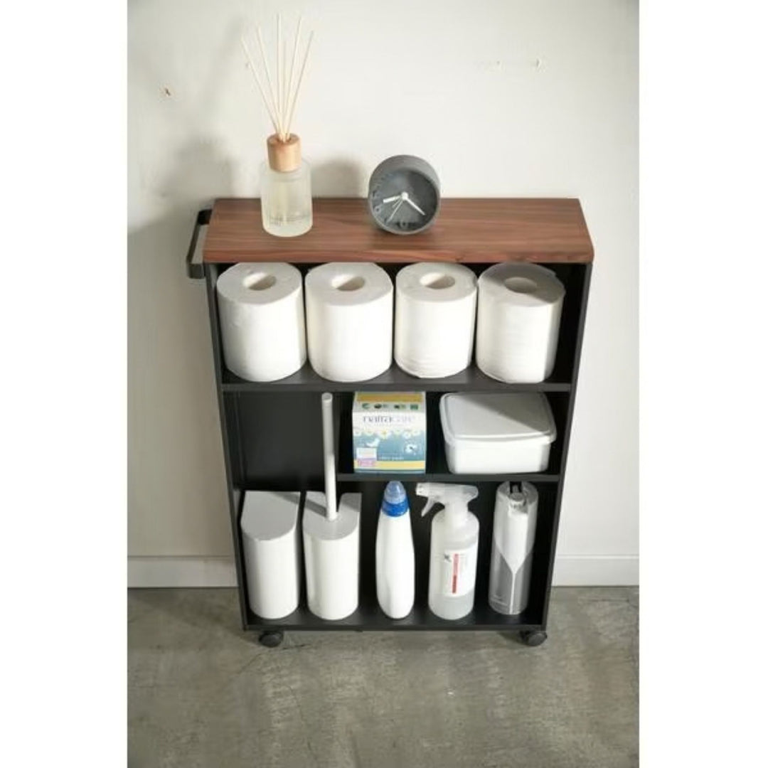 Yamazaki Badewagen Tower Schwarz von vorne, gefüllt mit Toilettenpapier und Flaschen