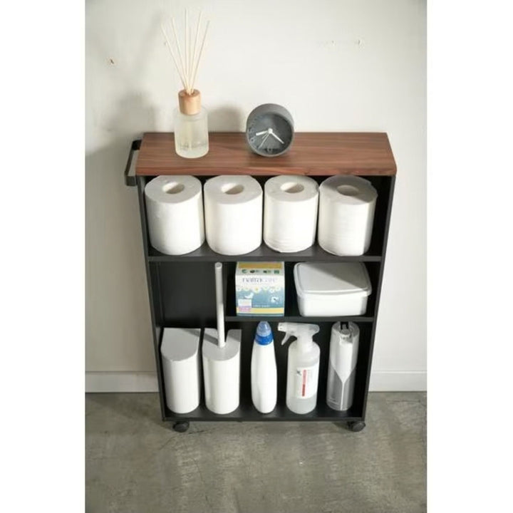Yamazaki Badewagen Tower Schwarz von vorne, gefüllt mit Toilettenpapier und Flaschen
