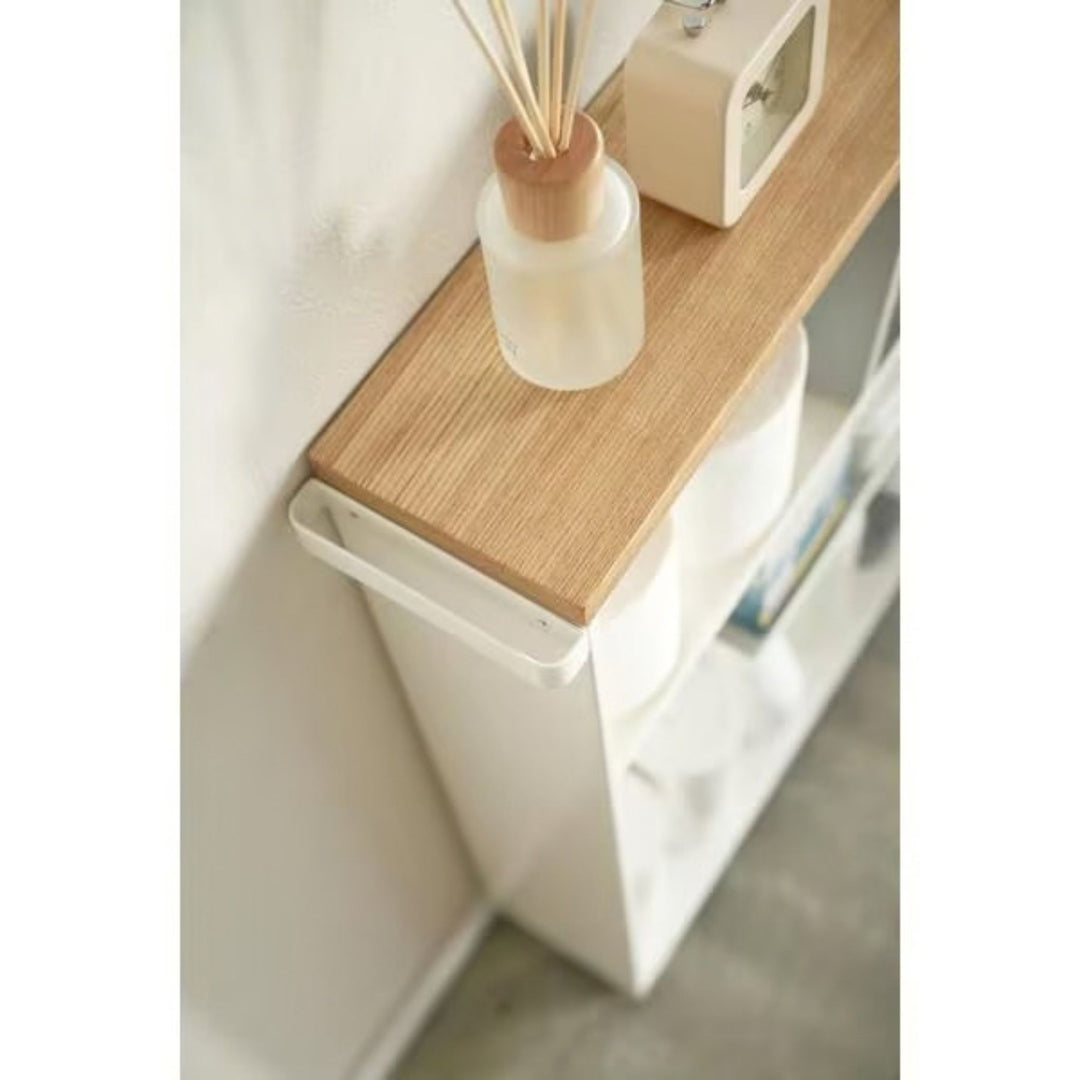 Yamazaki Badewagen Tower Weiss, Detail Holzablage mit Haltegriff