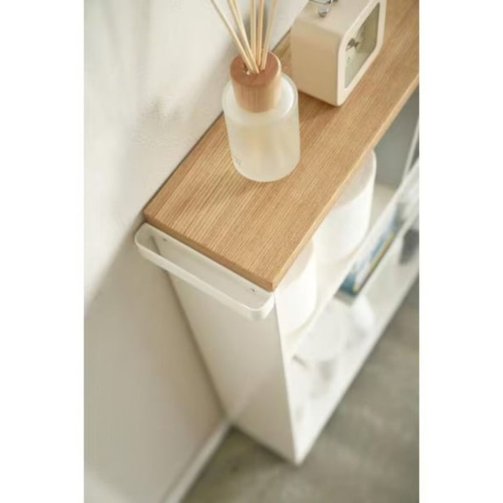 Yamazaki Badewagen Tower Weiss, Detail Holzablage mit Haltegriff