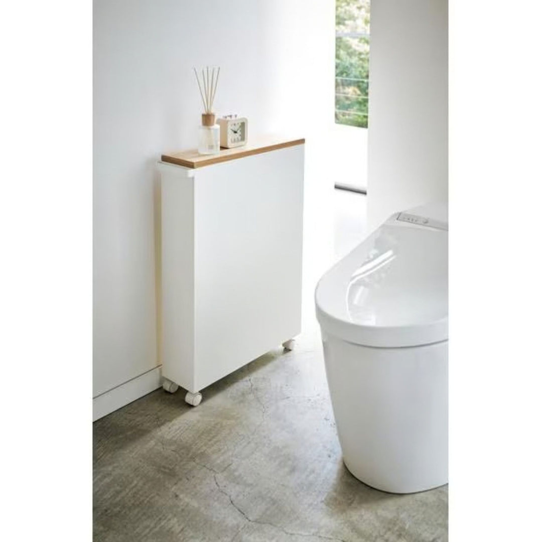 Yamazaki Badewagen Tower Weiss neben der Toilette, geschlossene Seite zum Raum