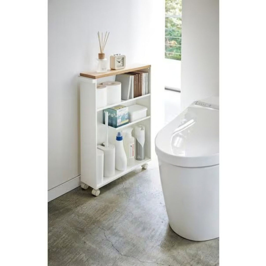 Yamazaki Badewagen Tower Weiss neben der Toilette, mit Toilettenpapier und Büchern