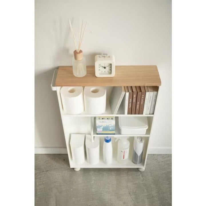 Yamazaki Badewagen Tower Weiss von vorne, mit Toilettenpapier, Büchern und Flaschen