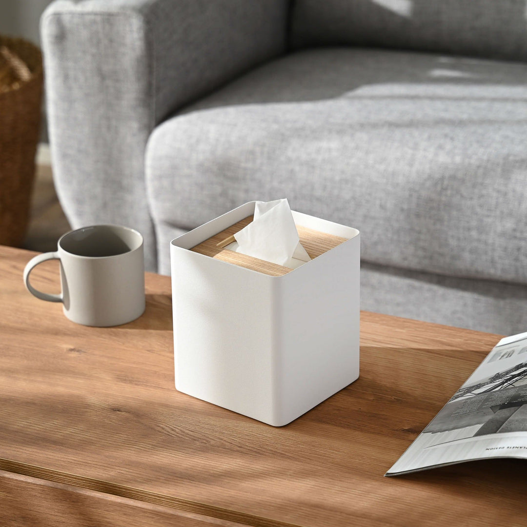 Yamazaki Kosmetiktuchbox Rin, Weiss, auf dem Beistelltisch vor dem Sofa