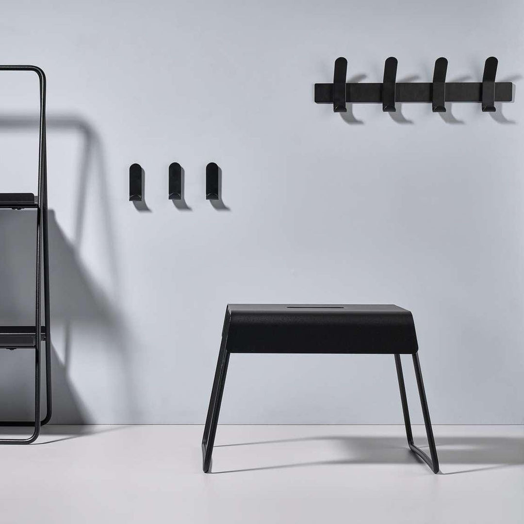 Zone Denmark A-Stool Hocker, Schwarz unter Wandhaken