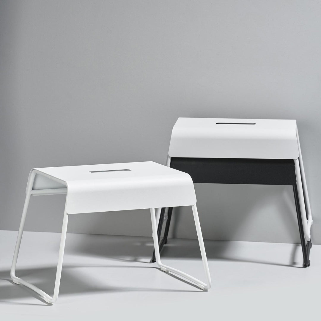 Zone Denmark A-Stool Hocker, Weiss und Schwarz versetzt