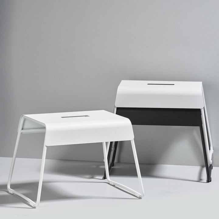 Zone Denmark A-Stool Hocker, Weiss und Schwarz versetzt
