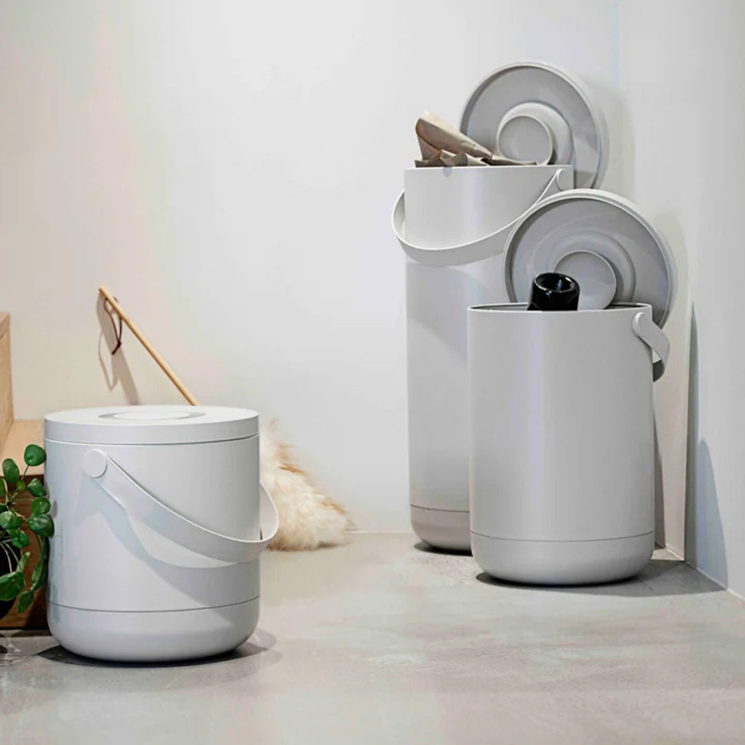 Poubelle Zone Denmark Circular, gris, trois poubelles contre le mur, deux avec couvercle ouvert