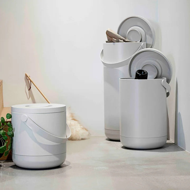 Poubelle Zone Denmark Circular, gris, trois poubelles contre le mur, deux avec couvercle ouvert