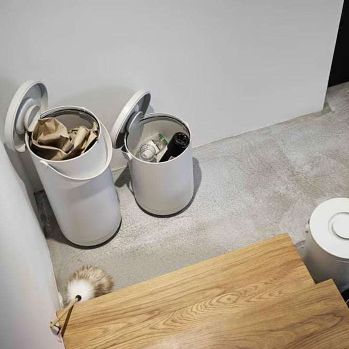 Poubelle Zone Denmark Circular, gris, deux poubelles ouvertes avec vieux papier et bouteilles