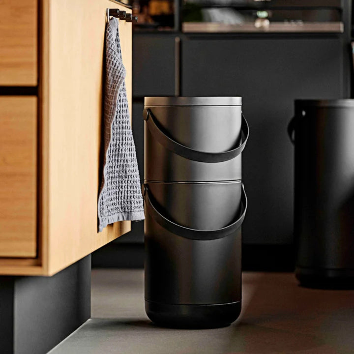 Poubelle Zone Denmark Circular, noir, deux poubelles empilées dans la cuisine