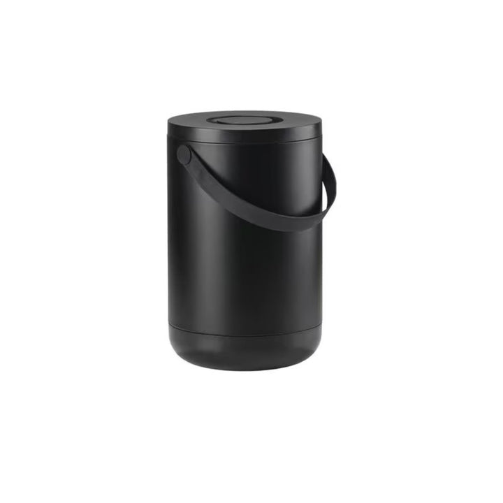 Zone Denmark Circular Abfalleimer in Schwarz mit rundem Design, geschlossenem Deckel und integriertem Tragegriff – Frontansicht