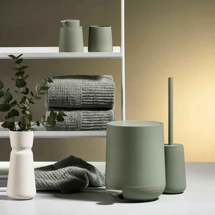 Zone Denmark Classic Handtücher in Eucalyptus Green im Badregal mit passenden Accessoires