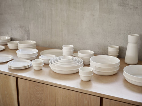 Zone Denmark Geschirr in Creme auf hellem Holz-Sideboard
