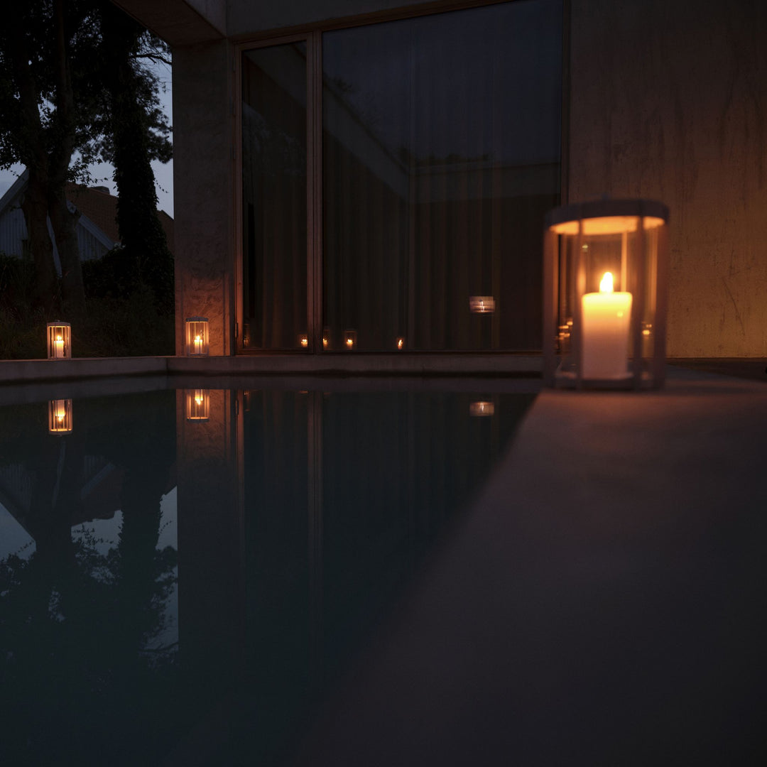 Zone Denmark Laterne Firefly, am Abend am Wasserbecken