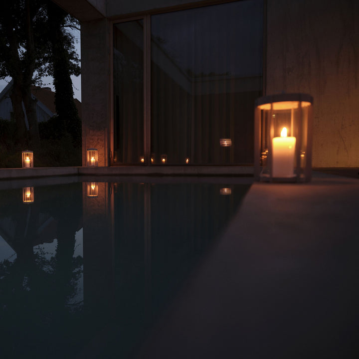 Zone Denmark Laterne Firefly, am Abend am Wasserbecken