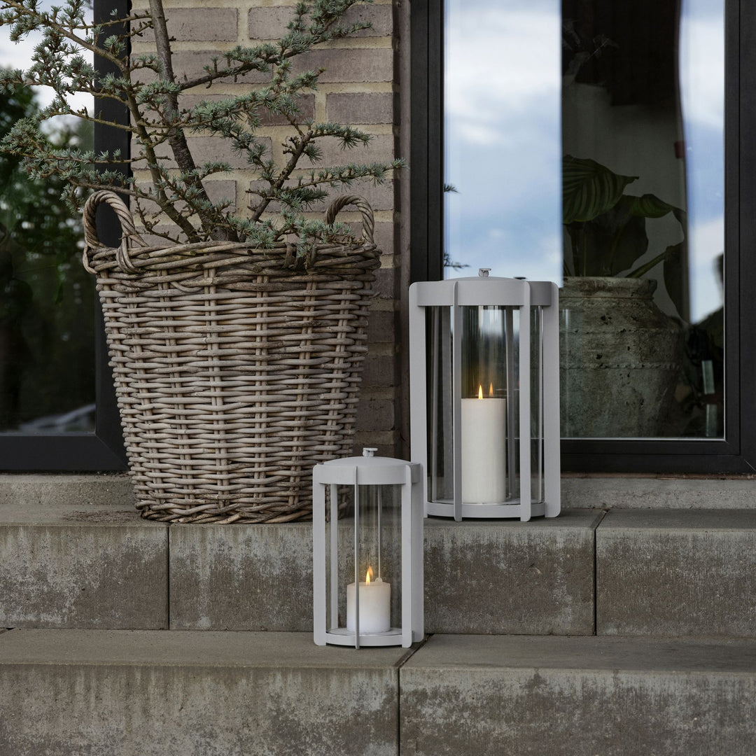 Zone Denmark Laterne Firefly, Soft Grey am Hauseingang