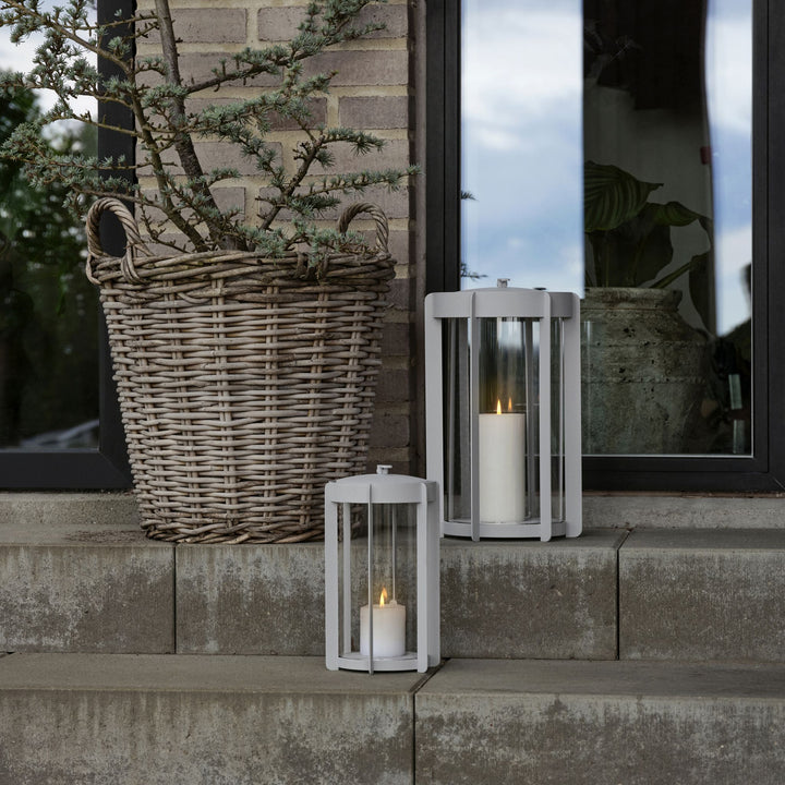 Zone Denmark Laterne Firefly, Soft Grey am Hauseingang