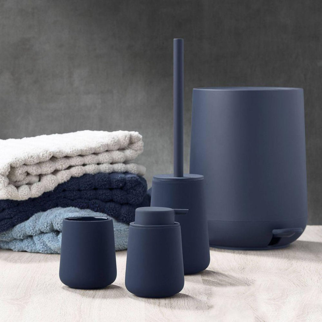 Zone Denmark Nova One Badezimmer Set in Blau mit Seifenspender, Becher und WC-Bürste – stilvolles Design für moderne Badezimmer