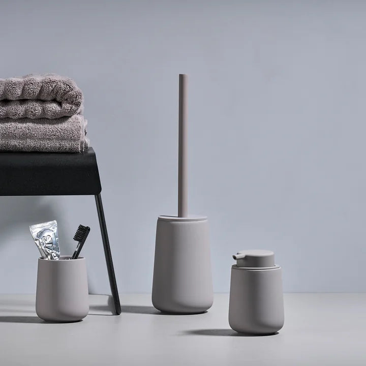 Zone Denmark Nova One Badezimmer Set in Grau mit Seifenspender, Becher und WC-Bürste – modernes Badaccessoire mit klarer Formsprache