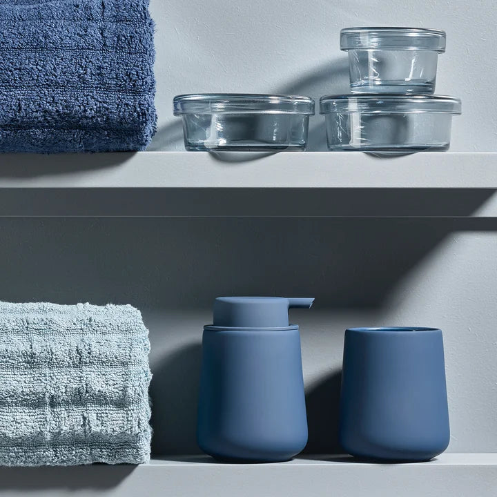 Zone Denmark Nova One Seifenspender in Blau mit Becher im Badezimmer Regal – modernes Set mit Soft-Touch Oberfläche