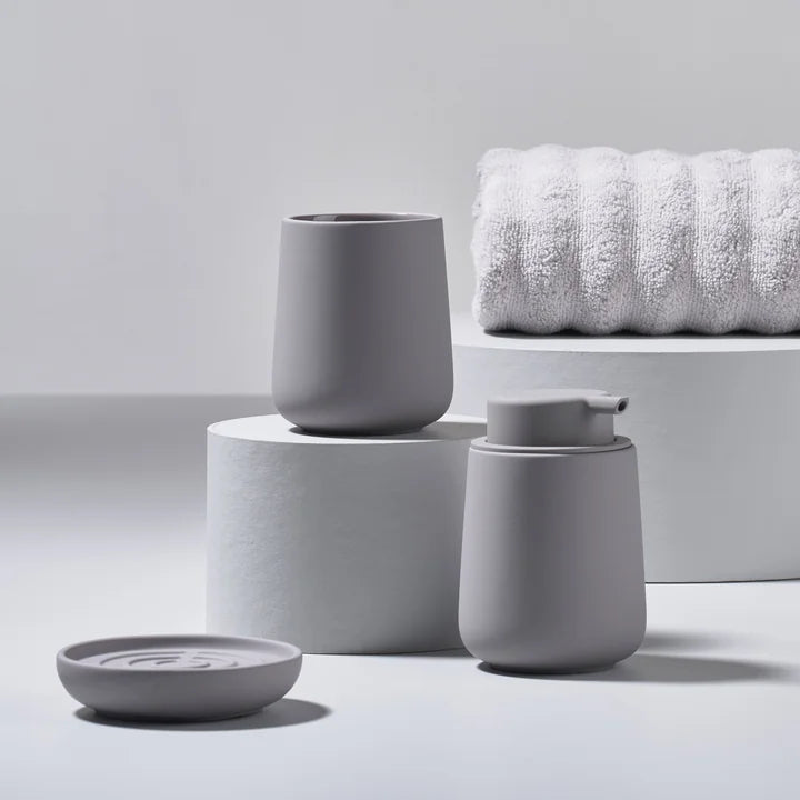 Zone Denmark Nova One Seifenspender in Grau mit Becher und Seifenschale – minimalistisches Badezimmer Set in neutralen Farben