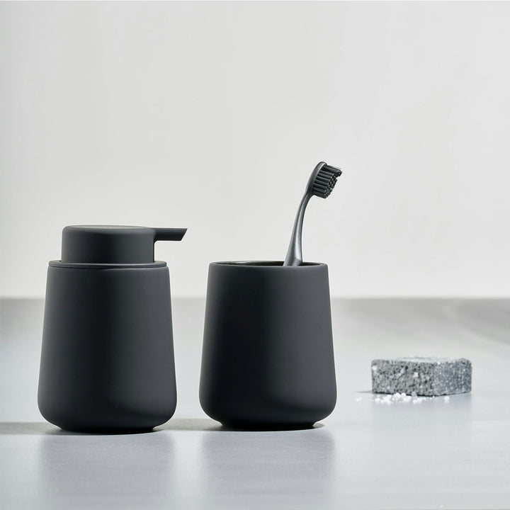Zone Denmark Nova One Seifenspender in Schwarz mit Zahnbecher – modernes Badaccessoire mit Soft-Touch Oberfläche