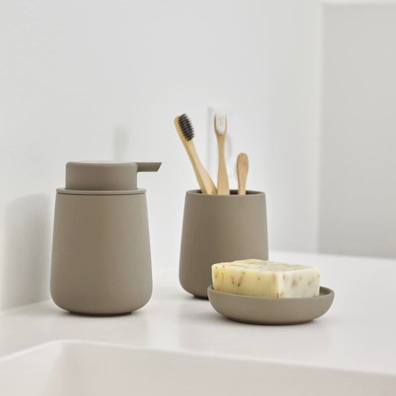 Zone Denmark Nova One Seifenspender in Taupe mit Becher und Seifenschale – harmonisches Badezimmer Set in warmen Naturtönen