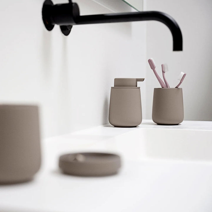 Zone Denmark Nova One Seifenspender in Taupe am Waschbecken – modernes Badaccessoire mit ruhiger und eleganter Ausstrahlung