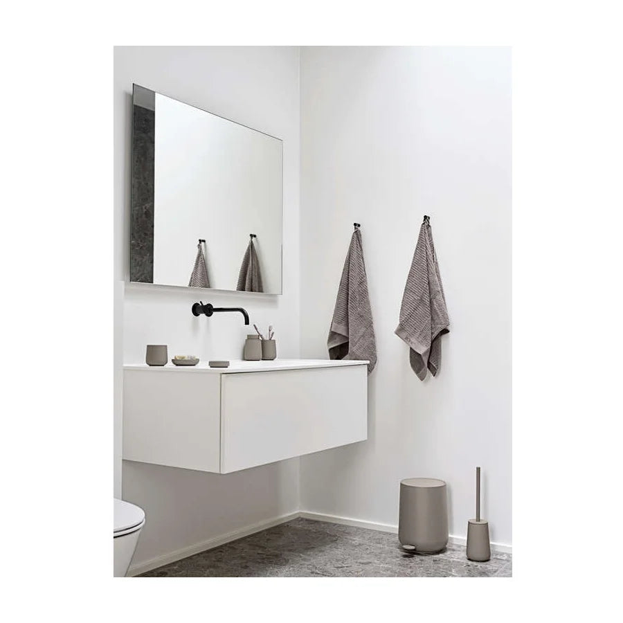 Zone Denmark Nova One Serie in Taupe im Badezimmer mit Treteimer und Toilettenbürste