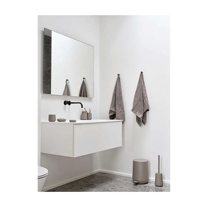 Zone Denmark Nova One Serie in Taupe im Badezimmer mit Treteimer und Toilettenbürste