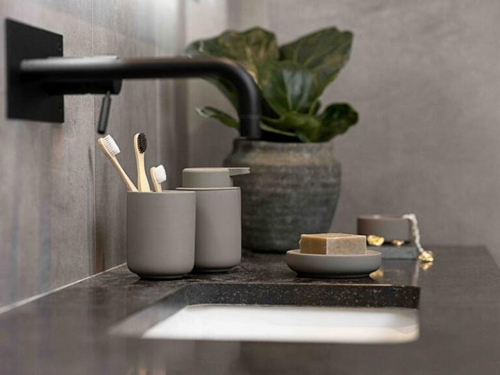 Gobelet à brosses à dents Zone Denmark Nova One, distributeur de savon et porte-savon, taupe, sur un plan de toilette