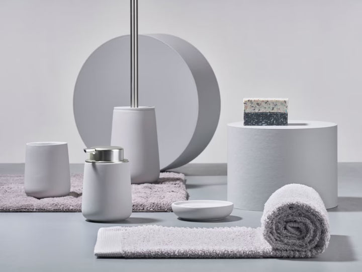 Zone Denmark Nova Serie in Hellgrau: Toilettenbürste, Seifenspender, Zahnputzbecher und Seifenschale
